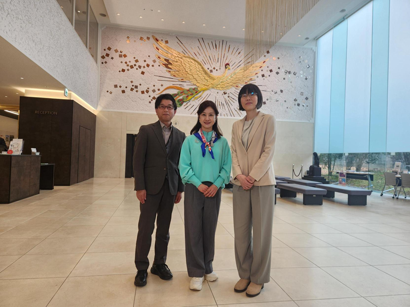 小林綾子氏 国際平和ミュージアムのエントランスにて